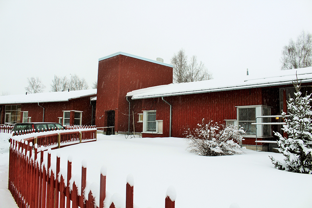 röd byggnad i vinterskrud